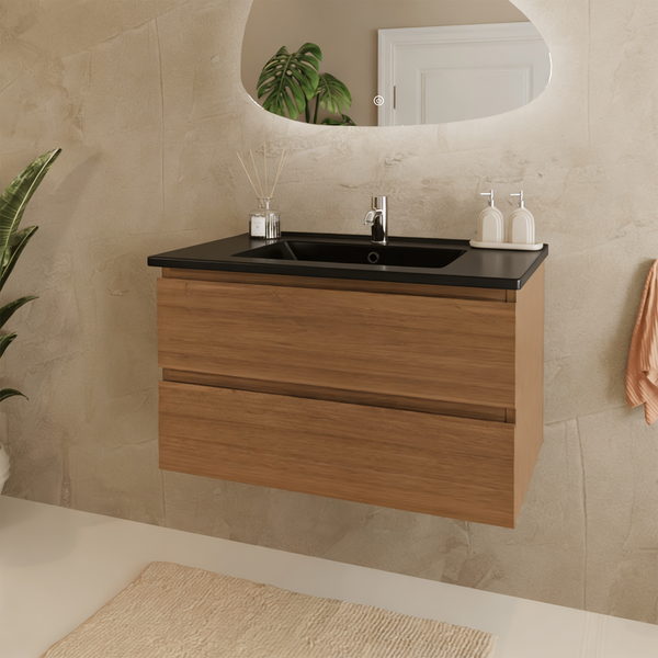 Modernes Badezimmer mit hängendem Waschtischunterschrank in Holzoptik, schwarzem Waschtisch, verchromter Armatur und hinterleuchtetem Spiegel.