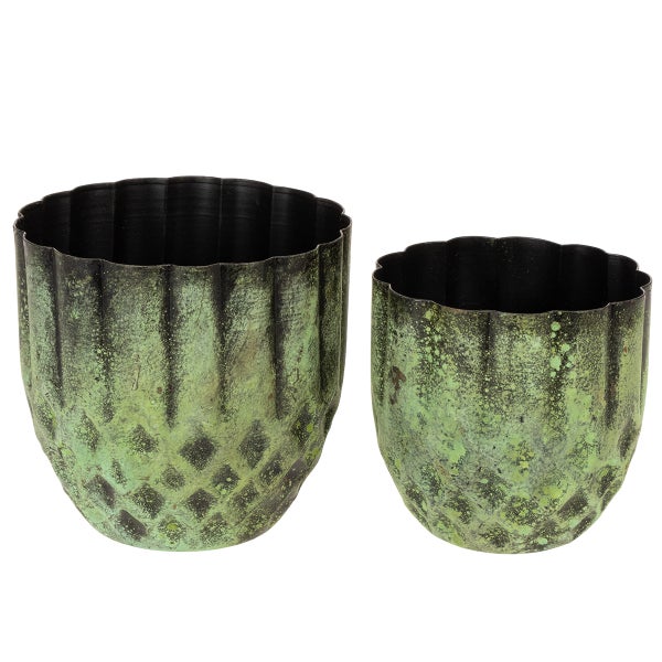 Set aus zwei Übertöpfen mit gewelltem Rand und strukturierter Oberfläche in Patina-Optik.