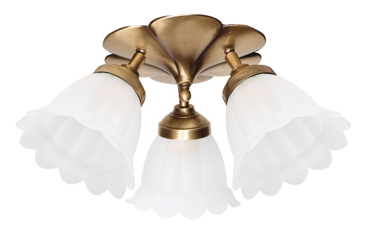 Deckenleuchte mit drei Leuchtenarmen und weißen Lampenschirmen