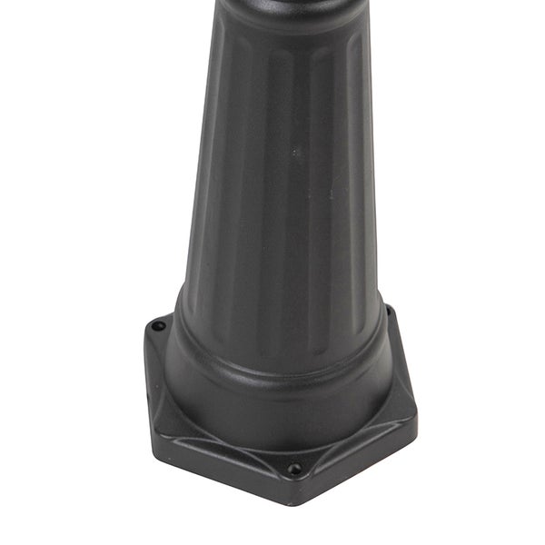 Schwarzer, kannelierter Mastfuß für eine Außenleuchte mit sechseckiger Grundplatte und Befestigungslöchern.