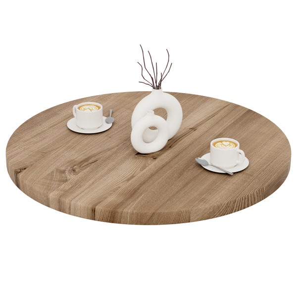 Runde Tischplatte aus Holz mit zwei Kaffeetassen auf Untertassen und dekorativen Vasen.