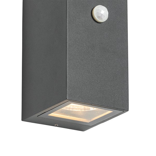 Anthrazitfarbene Wandaußenleuchte in eckiger Form mit integriertem Bewegungsmelder und nach unten gerichtetem Licht.