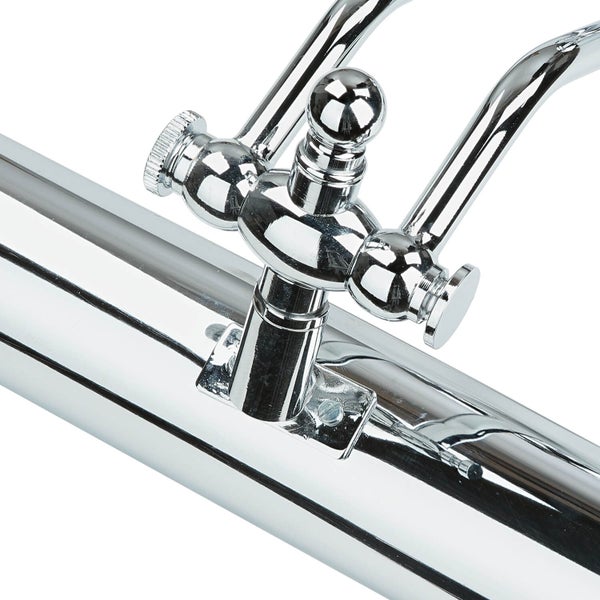 Detailaufnahme eines verchromten Handtuchwärmers mit Ventilen