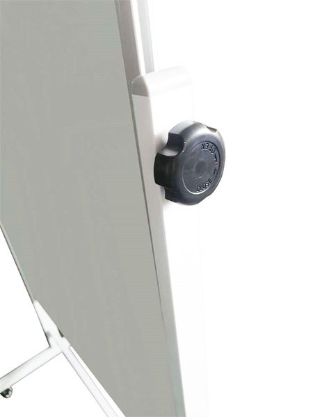 Detailansicht eines Flipcharts oder Whiteboards mit schwarzem Drehknauf zur Arretierung und Verstellung.