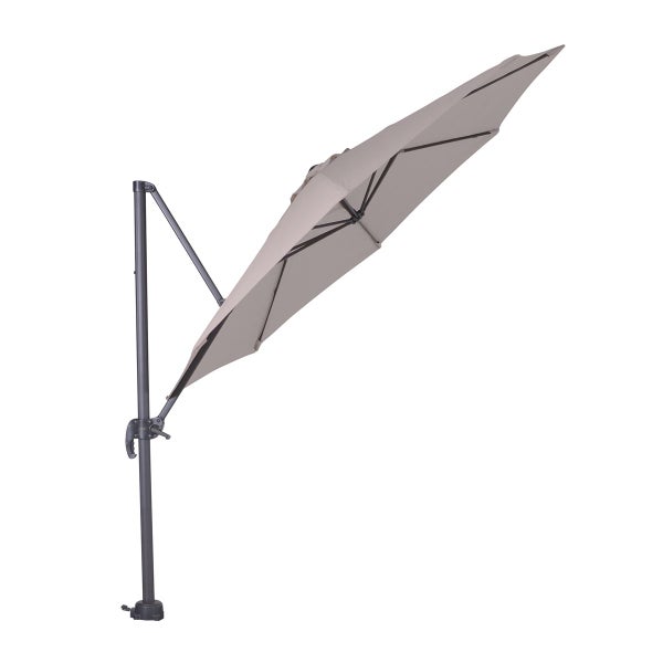 Beiger Ampelschirm mit dunklem Metallgestell und geneigtem Sonnendach.