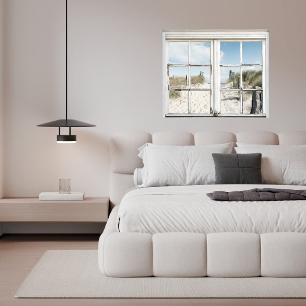 Schlafzimmer mit Bett, Nachttisch, Lampe und Fenster