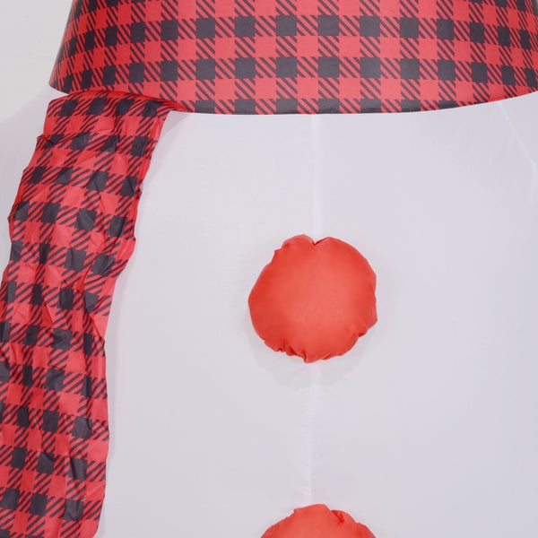 Nahaufnahme eines aufblasbaren Schneemanns mit rot-schwarz kariertem Schal und roten Knöpfen.