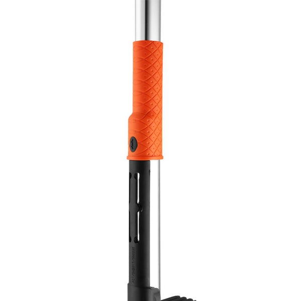 Stiel einer Gartenschere mit orangem Griff