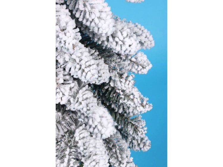 Detailansicht eines künstlichen Weihnachtsbaumzweiges mit künstlicher Schneeoptik