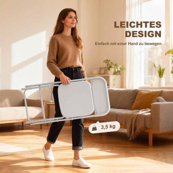 Frau trägt einen Klappstuhl mit einem Gewicht von 3,5 Kilogramm in einem Wohnzimmer