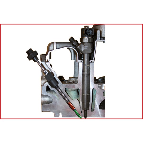 Querschnitt eines Automotors mit Werkzeug zur Reparatur von Einspritzdüsen