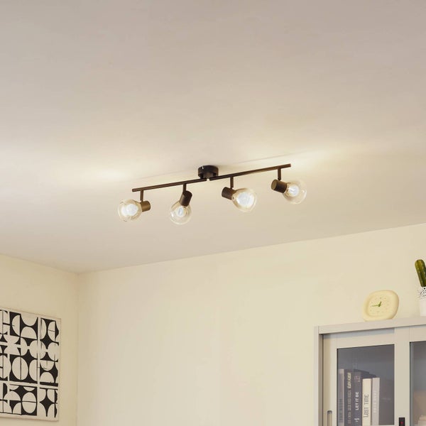 Deckenleuchte mit vier Lampen im Wohnraum