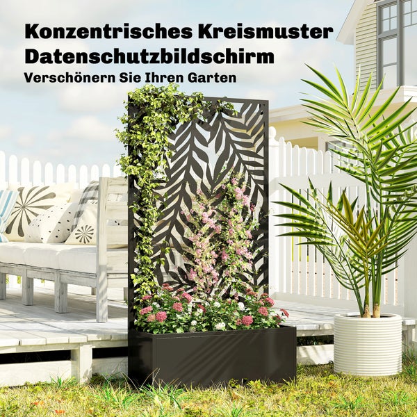 Schwarzer Pflanzkasten aus Metall mit dekorativem Rankgitter im Blätterdesign, bepflanzt mit bunten Blumen auf einer Terrasse vor einem Holzzaun.