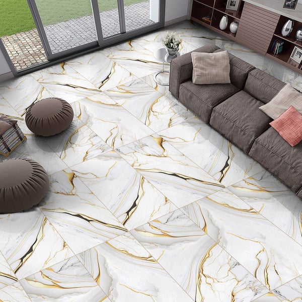 Wohnzimmer mit Fliesen in Marmoroptik, Sofa und Sitzkissen