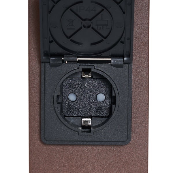 Außensteckdose mit geöffnetem Klappdeckel, Schutzart IP44 spritzwassergeschützt.