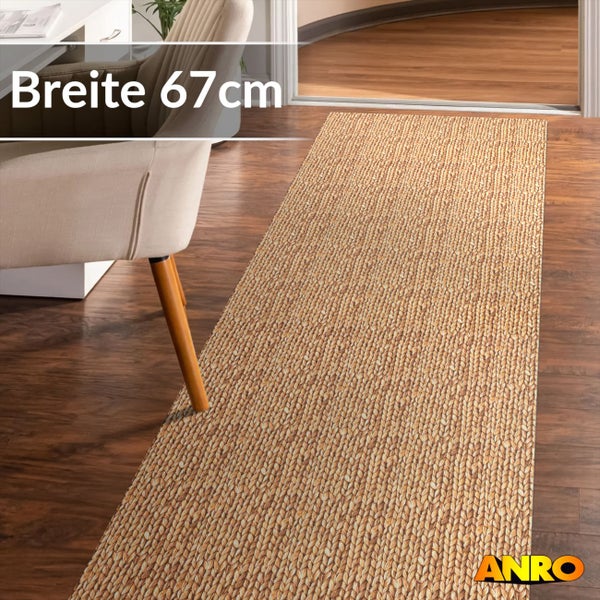 Läufer mit Flechtoptik, 67 Zentimeter breit, auf dunklem Bodenbelag neben einem Stuhl. ANRO Logo.