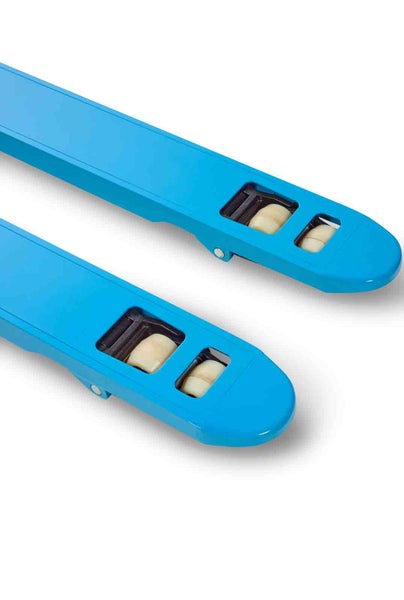 Nahaufnahme der blauen Gabelspitzen eines Hubwagens mit Tandem-Laufrollen.