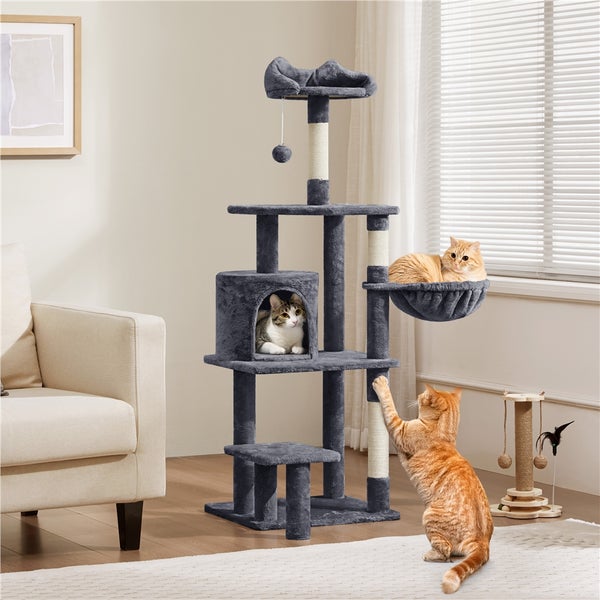 Mehrstöckiger Katzenkratzbaum mit Kratzsäulen, Liegeflächen und Katzenhöhle in einem hellen Wohnraum mit drei Katzen.