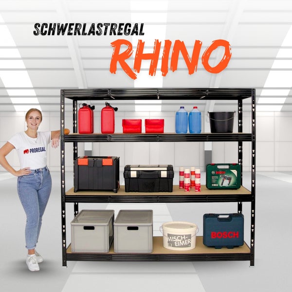 Person neben einem Schwerlastregal Rhino von ProRegal aus Metall mit vier Fachböden, bestückt mit Werkzeugkoffern in einem organisierten Lagerraum.