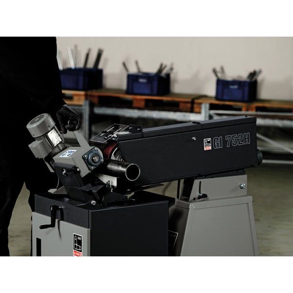 Stationäre Bandschleifmaschine GRIT GI 75 2H bei der Bearbeitung eines Metallrohrs in einer Werkstatt.