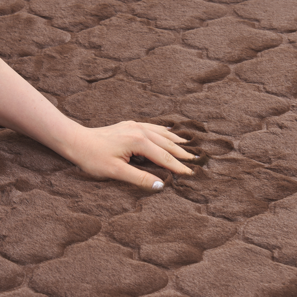 Gewebter rechteckiger Teppich in Beige mit geometrischem Rautenmuster.