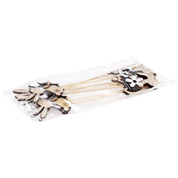 Verpackung mit hölzernen Osterdekorationen mit Hasen und Blumen auf Stäben