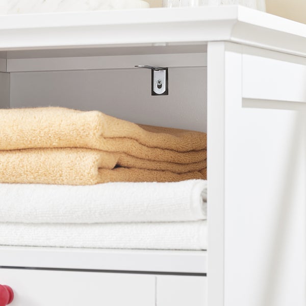 Handtücher im weissen Badezimmerschrank