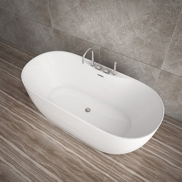 Freistehende ovale Badewanne in einem modernen Badezimmer mit Fliesen in Steinoptik und Armatur am Wannenrand