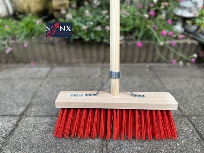 Straßenbesen mit Holzstiel und rotem Borstenbesatz
