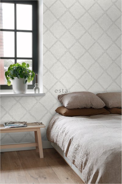 Schlafzimmer mit gemusterter Tapete und Bett