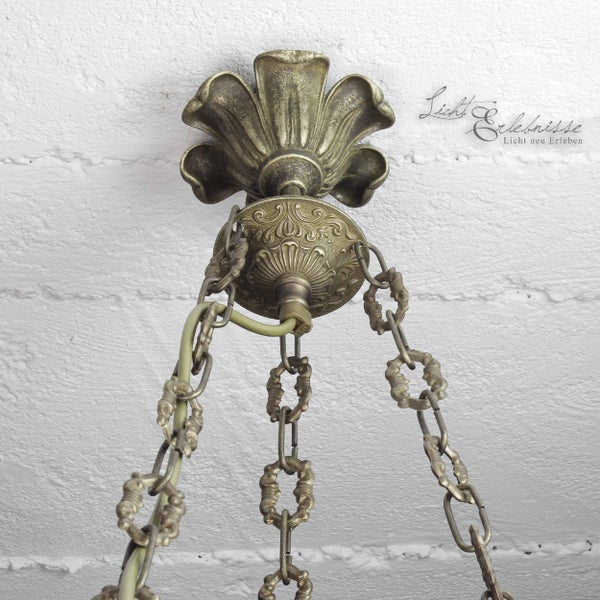 Detailaufnahme einer Deckenleuchte mit Kettenaufhängung