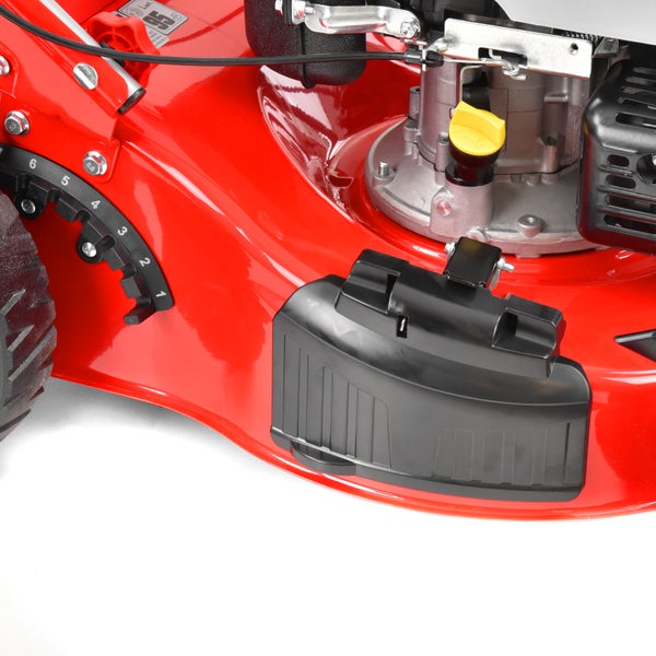 Detailansicht eines Rasenmähers mit Schnitthöhenverstellung und Motor