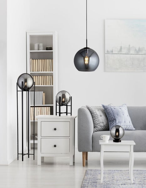 Wohnzimmer mit einer Stehlampe, einer Tischlampe und einer Pendelleuchte mit Kugel Lampenschirm
