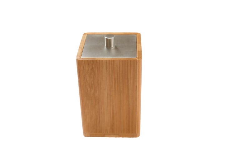 Toilettenpapier-Ersatzrollenhalter aus Bambus mit Deckel aus Edelstahl.