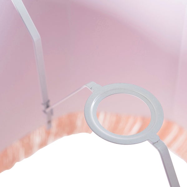 Detailansicht eines Lampenschirms mit Aufhängung