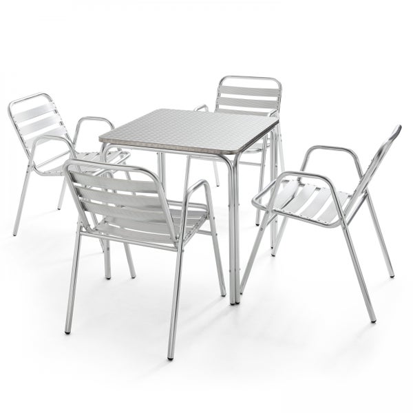 Stapelstuhl aus Aluminium mit Armlehnen und Querstreben an Sitzfläche sowie Rückenlehne.