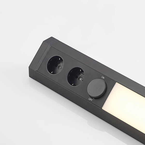 Schwarze Steckdosenleiste mit zwei Steckplätzen, einem runden Ein-Aus-Schalter und integrierter LED-Leuchte.