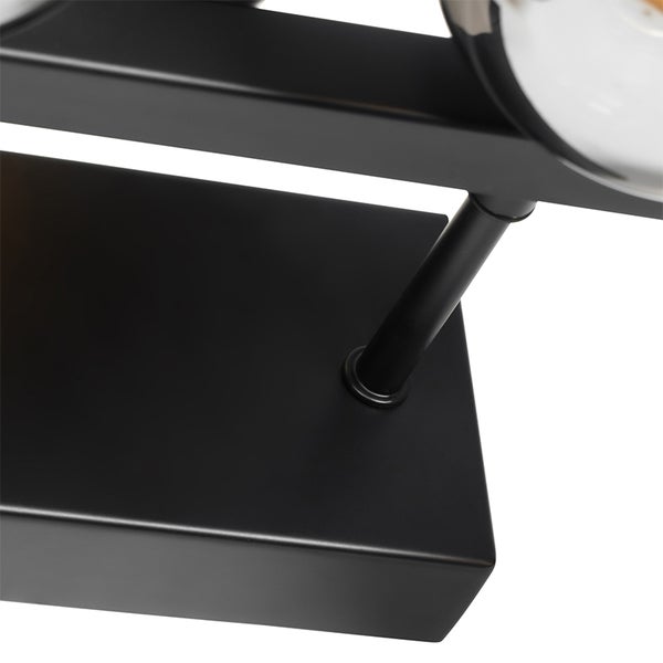 Detailaufnahme einer schwarzen Wandleuchte mit Metallbefestigung