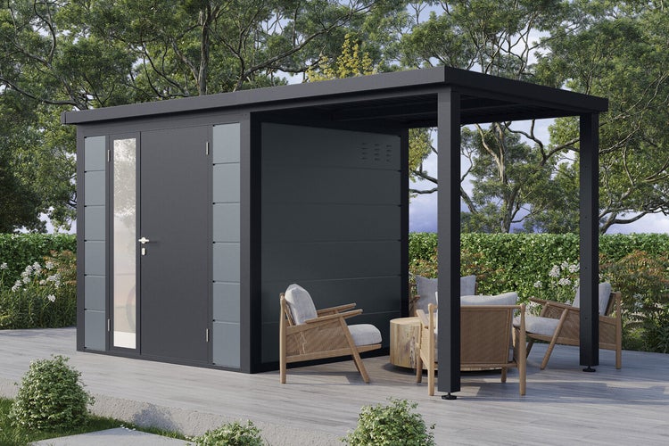 Modernes Gartenhaus aus Metall mit integriertem überdachtem Sitzbereich, inklusive Loungemöbeln auf einer Holzterrasse im Garten.