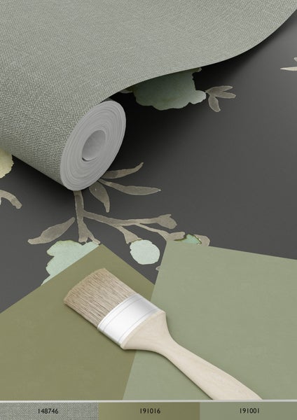 Tapetenrolle mit Blumenmuster, Farbfelder und Pinsel