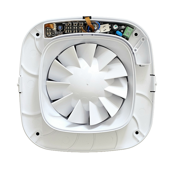 Innenansicht eines weißen Kleinraumventilators mit freiliegender Platine, Anschlüssen und Ventilatorflügeln.