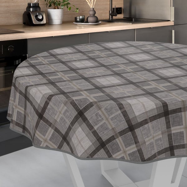 Tisch mit karierter Tischdecke in einer Küchenszenenansicht.