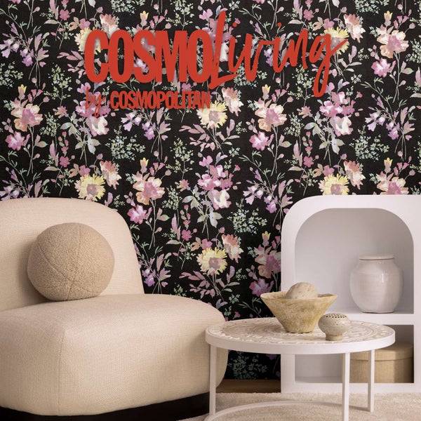 Tapete mit Blumenmuster vor modernem Sessel und Beistelltisch in einem stilvoll eingerichteten Wohnbereich Cosmopolitan Logo