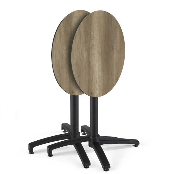 Zwei Bistrotische mit runder Tischplatte in Eiche Dekor und schwarzem Metallgestell, klappbar.