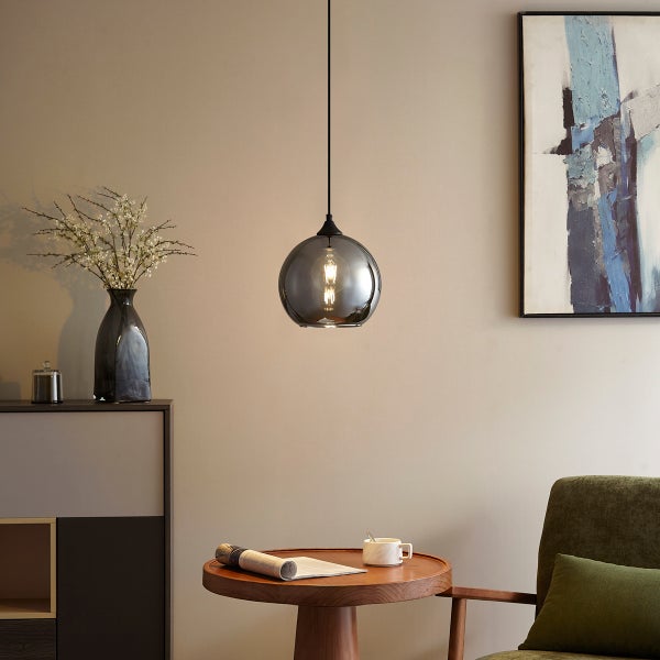 Hängelampe mit rundem Glasschirm über einem Tisch