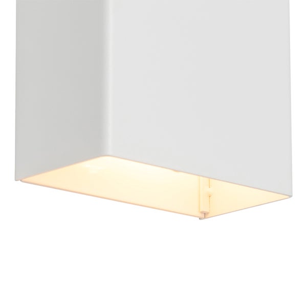 Weiße Deckenleuchte im Detailansicht