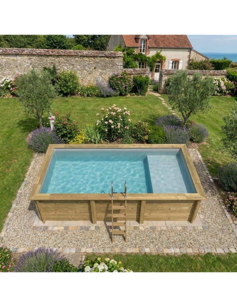 Aufbaubecken aus Holz mit Leiter in einem Garten