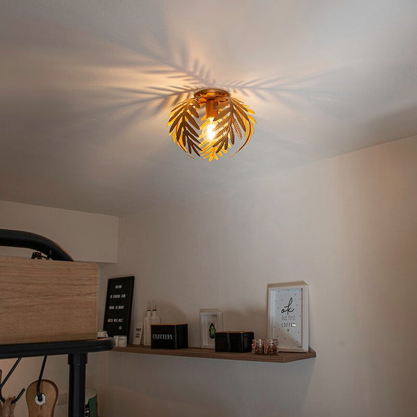 Deckenleuchte mit Blätterdesign und Lichteffekten an der Decke