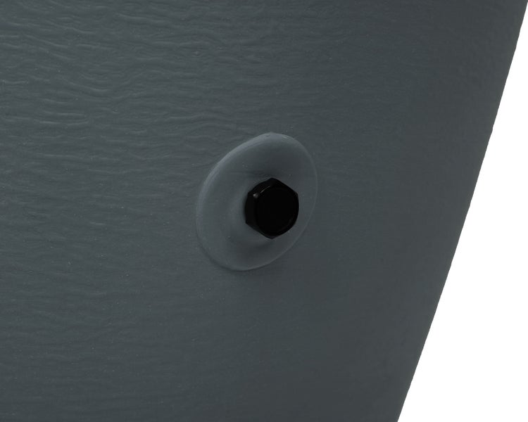 Detailaufnahme eines Schraubverschlusses an einem grauen Behälter