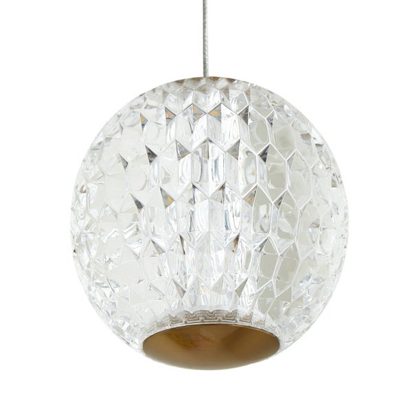 Kugelförmige Pendelleuchte mit facettiertem Schirm in Glasoptik und goldfarbenem Abschluss.